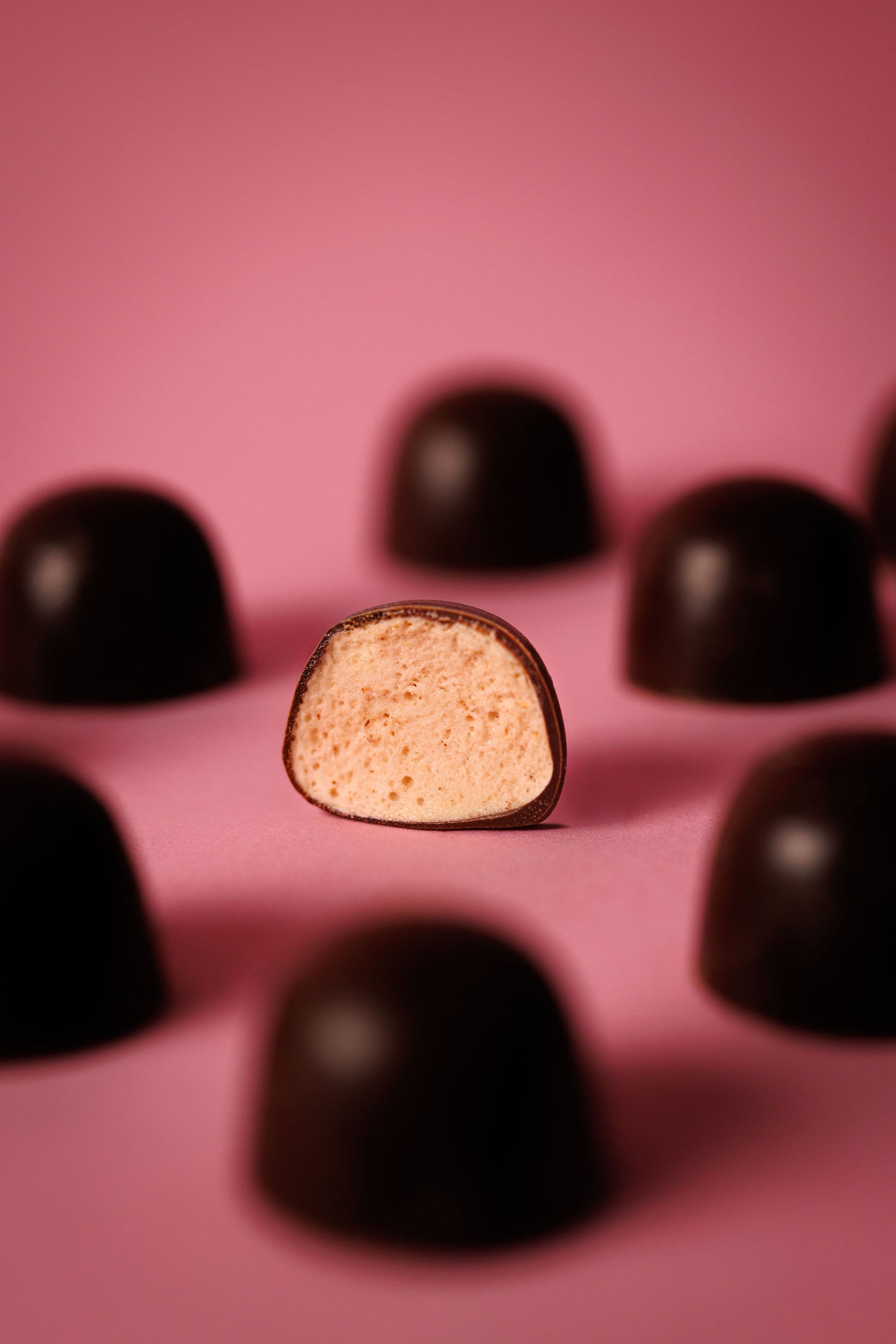 Praline cioccolato fodente ripiene di marshmallow alla fragola