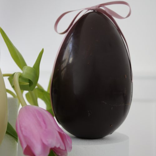 Uovo di cioccolato fondente ripieno di cremino agli arachidi
